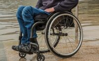 Kørestolstilbehør: 5 geniale gadgets, der gør hverdagen lettere
